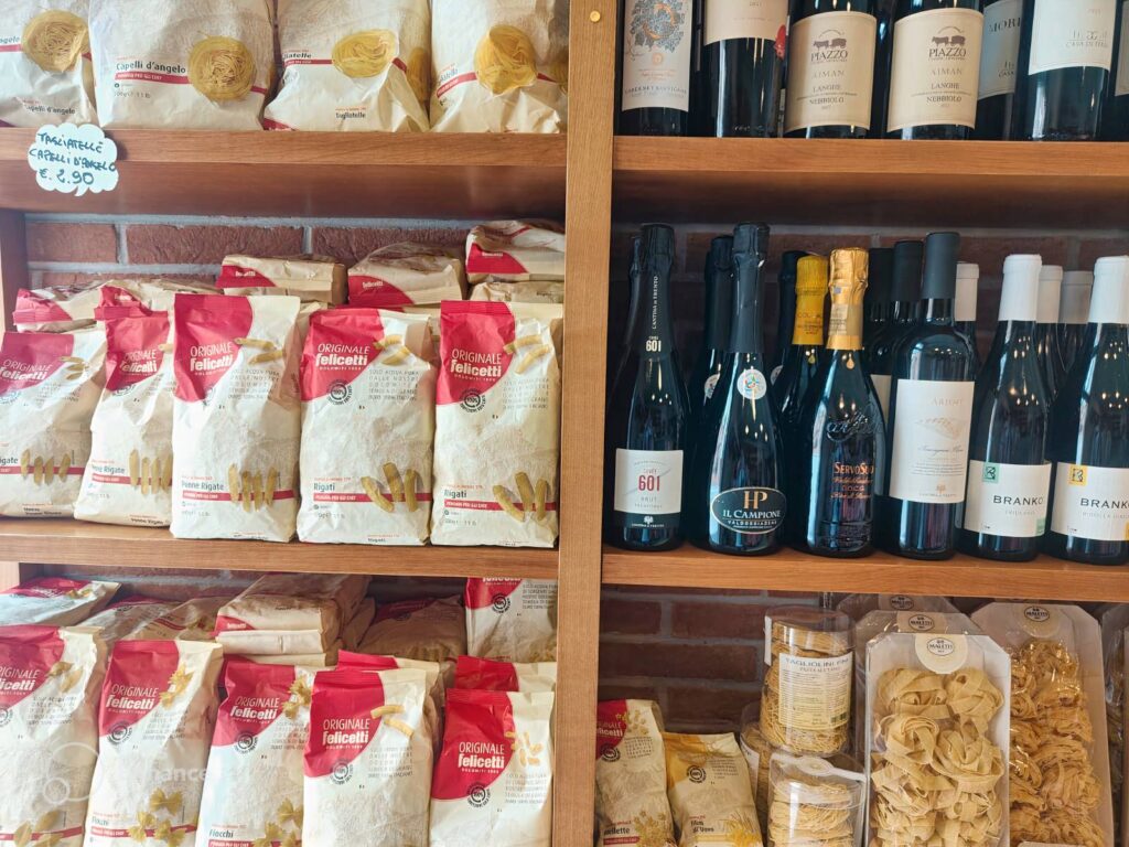 vino pasta tipica italiani